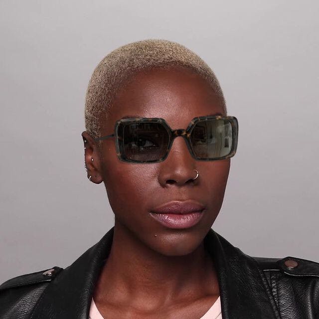 On_Model_Female01, UNOFFICIAL 0UO6166 002 Sonnenbrille